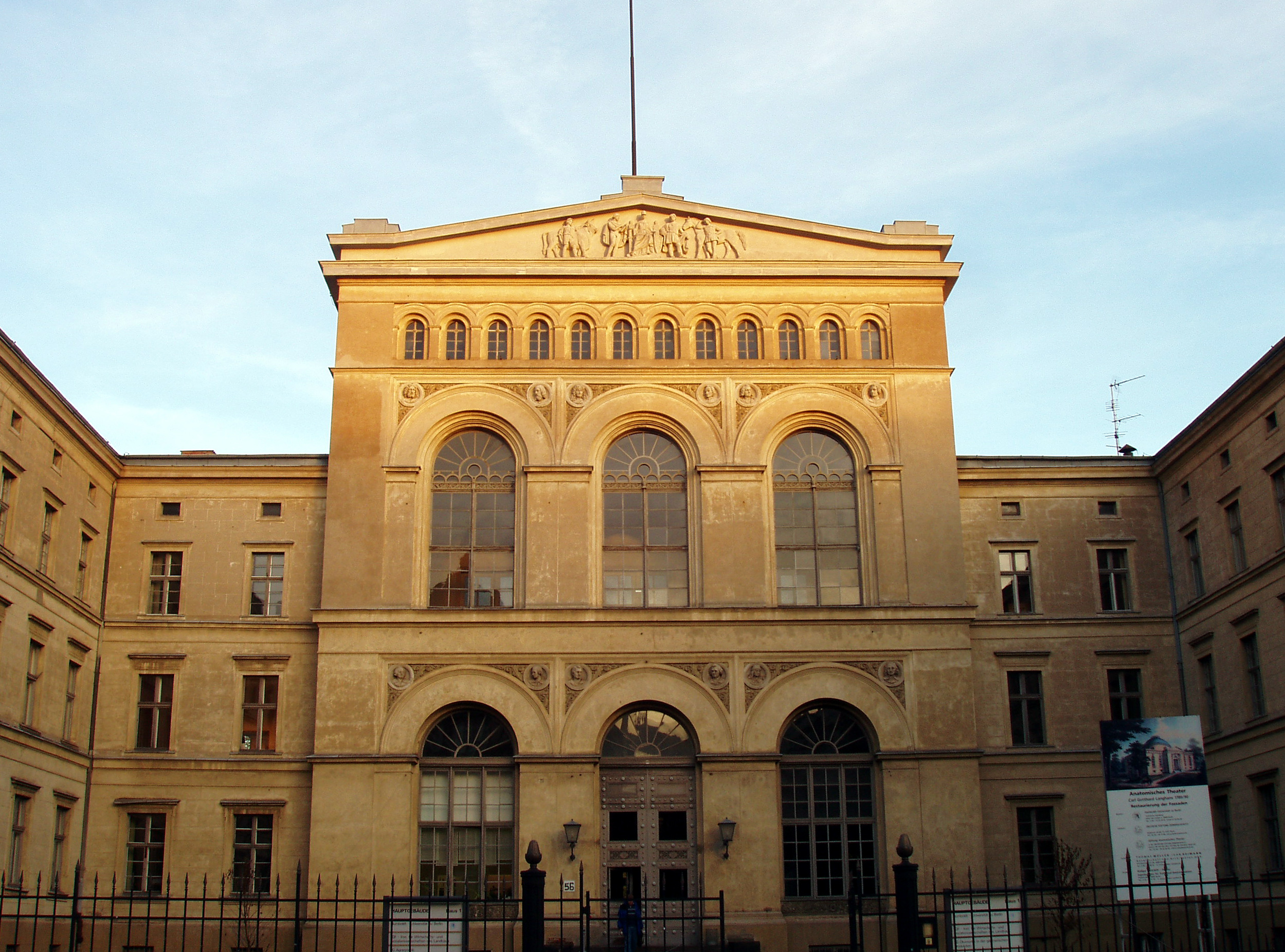 Luisenstraße 56 (Ehemalige Tierarzneischule): Sitz der Humboldt Graduate School