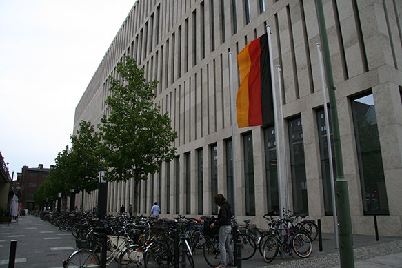 20110720 Grimm-Zentrum Außenansicht  007 (Maria Friedrich).JPG