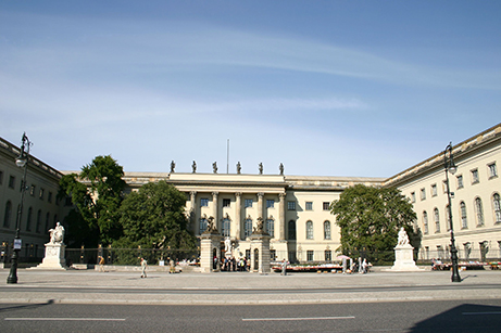 Hauptgebäude der HU in der Sonne vom Bebelplatz aus gesehen