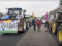 Agrarpolitologen der Humboldt-Universität zeigen in einer Fallstudie, welche Folgen die Anpassungen der Gemeinsamen Agrarpolitik der EU für die Rolle von Agrarbetrieben in der Gesellschaft haben und liefern damit auch eine Erklärung für die Proteste der Landwirte
