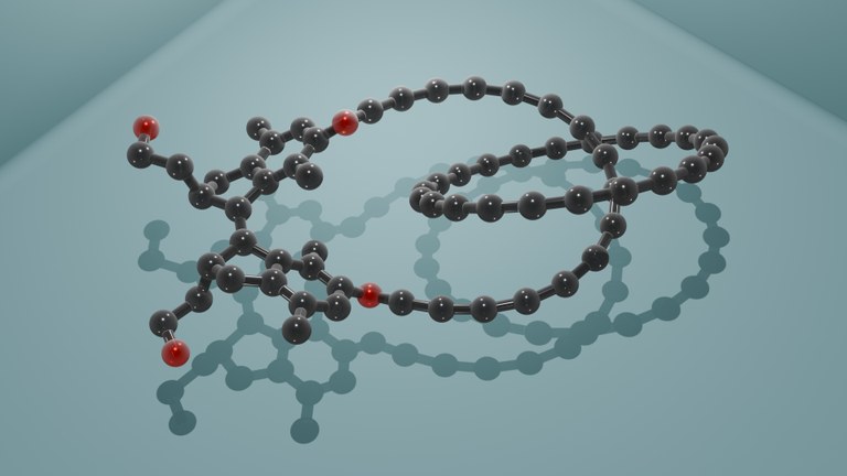Modell eines Catenan (von lateinisch „catena“ = Kette), eine chemische Struktur, bei der zwei ringförmige Moleküle wie Glieder einer Kette ineinander verschlungen sind – ohne über eine chemische Bindung miteinander verbunden zu sein. Einer Forschungsgruppe am Institut für Chemie der Humboldt-Universität zu Berlin (HU) unter der Leitung von Dr. Michael Kathan ist es gelungen, zwei Molekülstränge mithilfe eines künstlichen, lichtbetriebenen Nano-Motors gezielt umeinanderzuwickeln und so diese besonders komplexe Struktur zu erzeugen.