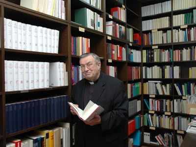 Kard Lehmann 2008 in Bibliothek Foto Nichtweiß Kardinal Lehmann in der Bibliothek