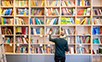 Ein Mann steht vor einem Bücherregal