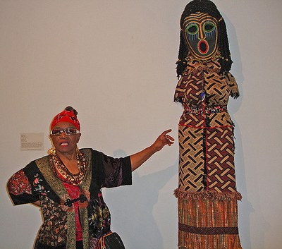 Faith Ringgold vor einem ihrer Kunstwerke