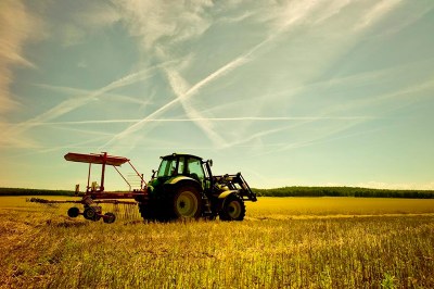 Traktor auf dem Feld