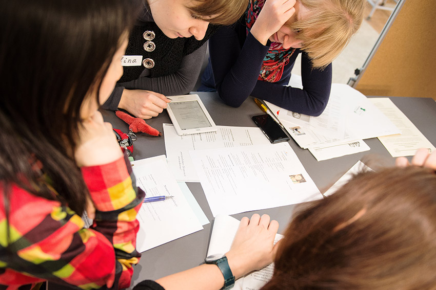 Studierende am Tisch