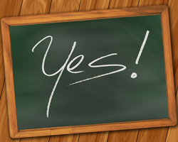 Schultafel mit der Aufschrift "Yes!"