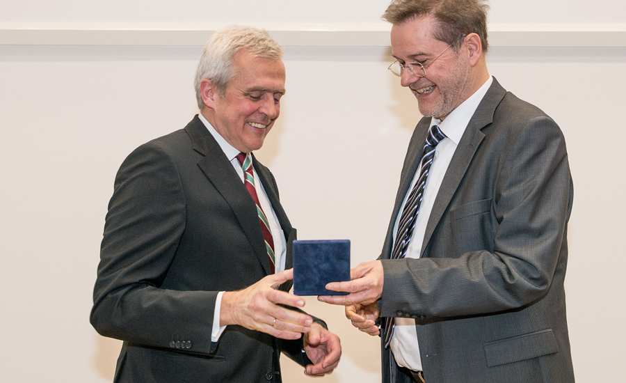 dissertationspreis2015-uberreichung-der-medaille.jpg