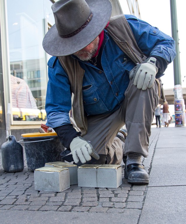 Stolpersteinverlegung am Alexanderplatz Foto Ralph Bergel HU Berlin