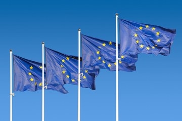 Europa-Fahnen wehen im Wind
