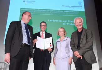 Prof. Dr. Christoph Markschies, Prof. Dr. Glenn W. Most, Bundesministerin Johanna Wanka, Präsident der Humboldt-Stiftung Prof. Dr. Helmut Schwarz 