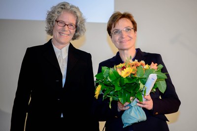 Prof. Dr. Eva Inés Obergfell, Vizepräsidentin für Lehre und Studium und Preisträgerin Prof. Dr. Silvia von Steinsdorff