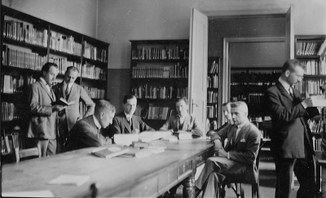 foto gragger hungarologie berlin 800 Instutitsgründer Gragger in der alten Bibliothek