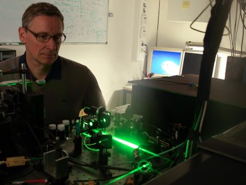 PB011158 bearbeitet Physiker Oliver Benson, Leiter der AG Nanooptik, vor einem Versuchslaser zur Messung von Magnetfeldern auf einer Nanometer-Skala.