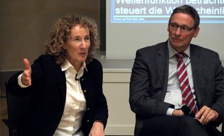Birgitta Whaley und Oliver Benson bei der Next Frontier Debate