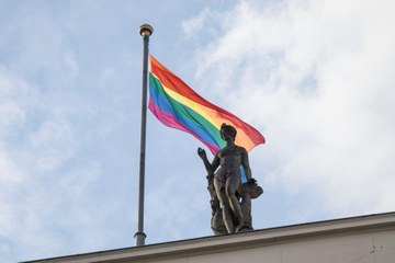 Regenbogenfahne auf HU-Dach