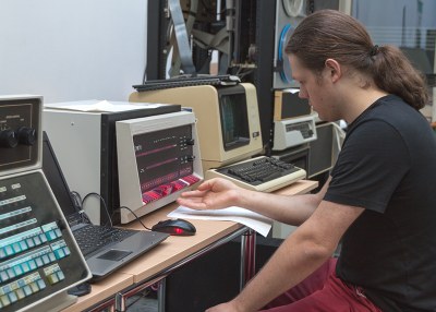 Junger Mann vor altem Computer
