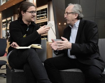 Mauritz Holthaus (l.) im Interview mit dem Parlamentsabgeordneten Péter Niedermüller Foto: Luis Jachmann