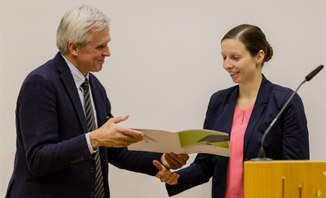 Hardy R. Schmitz überreicht die Urkunde an Dr. Franziska Fischer