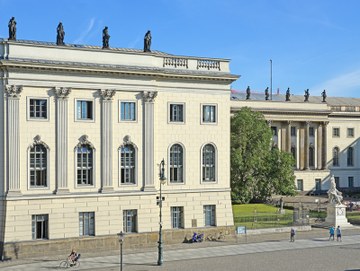 Die Attikaskulpturen auf dem Dach des Hauptgebäudes