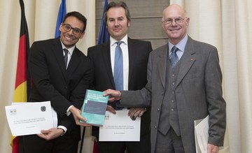 Yoan Vilain, Nikolaus Marsch und Bundestagspräsident Norbert Lammert 