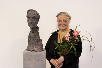 Die Künstlerin Anna Franziska Schwarzbach bei der Enthüllung ihres Werkes