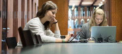 Studierende in der Bibliothek
