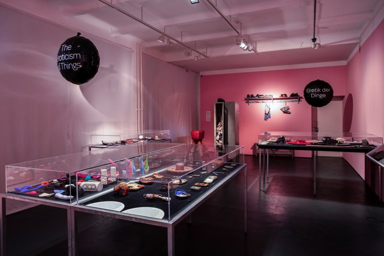 2018 MDD Presse ErotikderDinge Ausstellungsansicht1 300dpi