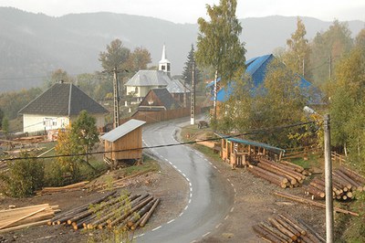 Holzhändlerdorf in den Karpaten