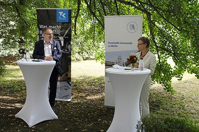 Sabine Kunst und Olaf Meier bei der Vertragsunterzeichnung