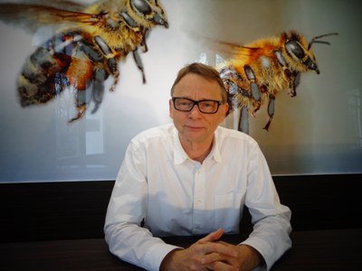 Bienefeld Professor Bienefeld vor einem Plakat mit vergrößerten Bienen