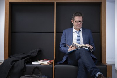 hu21mh steffen mau dsf1819 2048x q85 Steffen Mau sitzt auf einer Bank und liest in einem Buch
