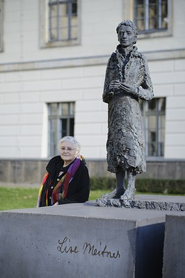 Anna Franziska Schwarzbach neben dem Lise Meitner Denkmal