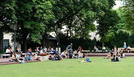 Wiese Innenhof HU mit Studierenden Foto Max Fortmüller