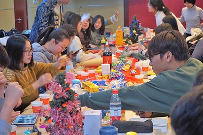 Chinesische Studierende aufi der Weihnachtsfeier
