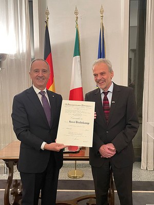 Horst_bredekamp_Ital_Botschafter_Berlin-2024-12-04-at-20.30.322.jpeg Horst Bredekamp erhält eine Urkunde vom italienischen Botschafter in Berlin