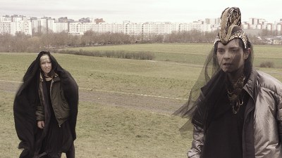 theater des anthropozaen Zwei Schauspielerinnen auf einem Feld beim Dreh des Theaterstücks