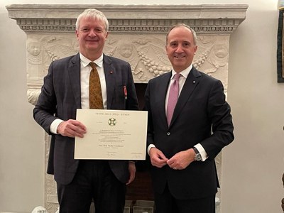Prof. Grundmann und Italiens Botschafter Armando Varricchio vor Relief