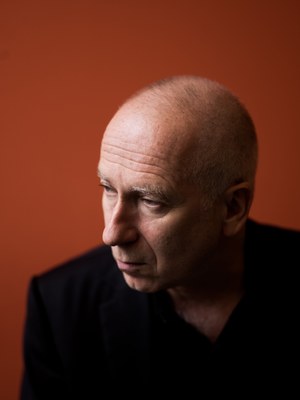 POR 1VoglJoseph honorarfreifuerPR (c)laif PeterRigaud Joseph Vogl vor einem roten Hintergrund