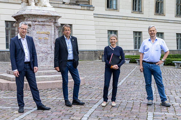 Gruppenfoto der Board of Directores der Berlin University Alliance im Ehrenhof der Humboldt-Universität