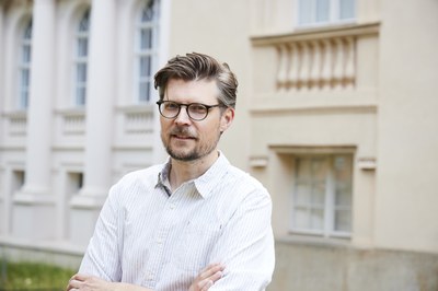 20220616-Krueger-JB-052.jpg Tobias Krüger steht auf dem Campus Nord vor dem Gerlachbau
