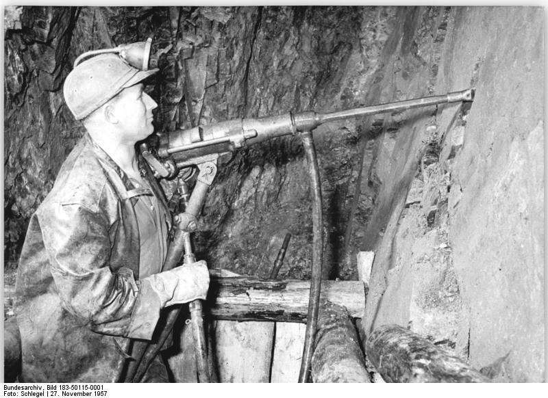 Bergarbeiter mit Bohrmaschine