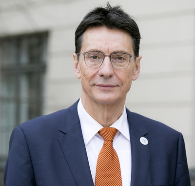 Portrait_20170306-Kronthaler_Ludwig-Foto_Matthias Heyde-HU Berlin-28.jpg Ludwig Kronthaler vor dem Hauptgebäude der Humboldt-Universität