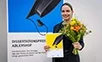 Kristin Klaue mit Urkunde und Blumenstrauß bei der Preisverleihung zum Dissertationspreis Adlershof