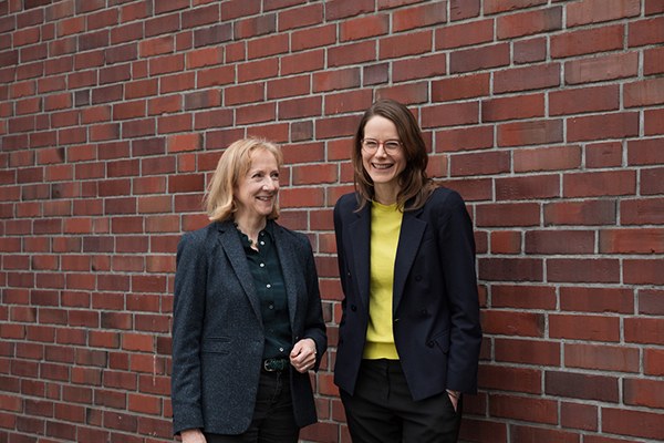Die Direktorinnen des Kähte-Hamburger-Kollegs: Prof. Dr. Sharon Macdonald, Sozialanthropologin, Prof. Dr. Eva Ehninger, Kunsthistorikerin