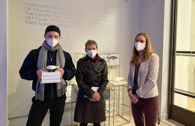 Der 50.000. Besucher, HU-Präsidentin Sabine Kunst und die Kuratorin des Humboldt Labors Johanna Stapelfeldt