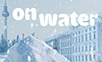 Logo der Ausstellung: Eine Grafik mit einem schneebedeckten Humboldt Forum mit dem Text On Water