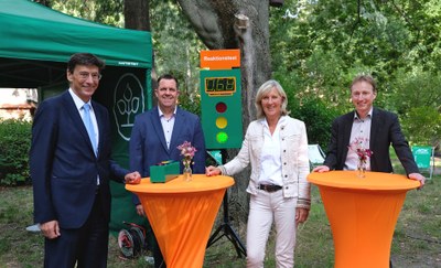 Dr. Ludwig Kronthaler (HU), Matthias Auth (AOK Nordost), Martina Rost (HU), Prof. Dr. med. Bernd Wolfarth (HU) (von l. nach r.) vor der grünen Ampel beim Open Humboldt Festival in Berlin.