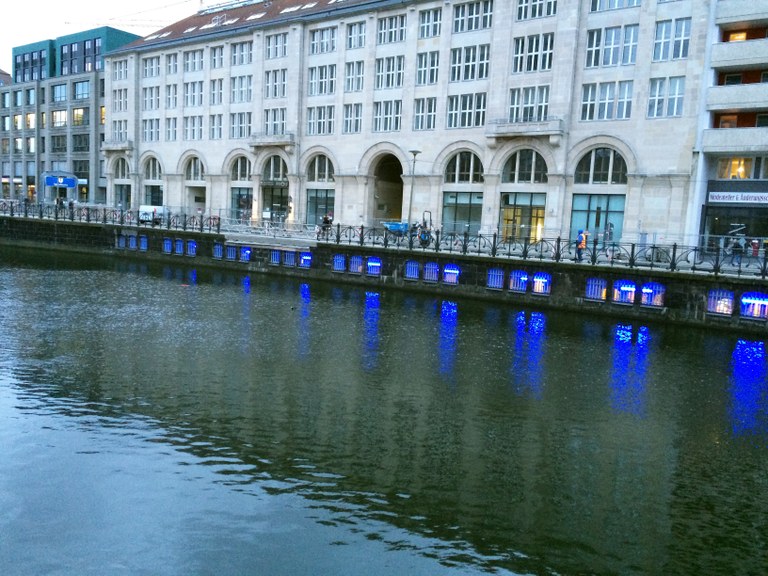 Am Spreekanal: Blick zur Wallstraße