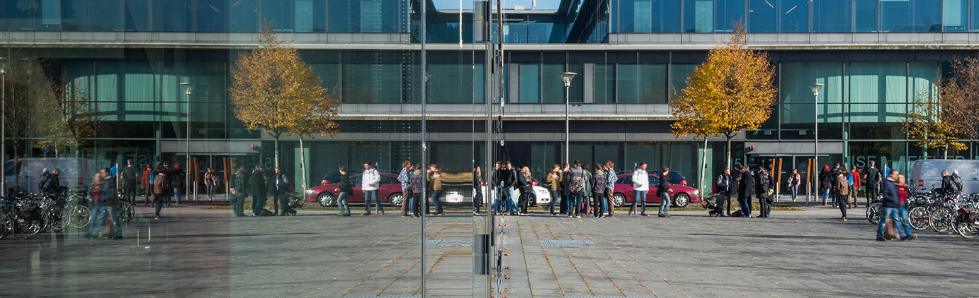 Adlershof Spiegelbild Menschen